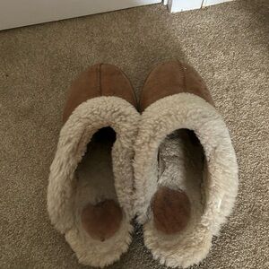 Super well worn Cozy Tan Women's House Slippers